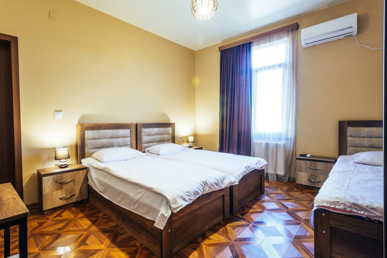 Memory House Hotel Koetaisi Buitenkant foto