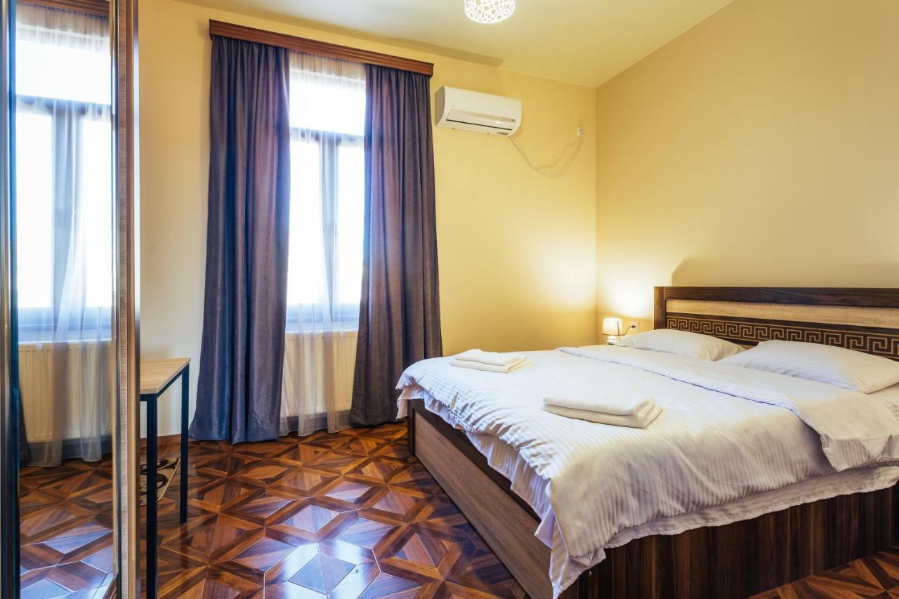 Memory House Hotel Koetaisi Buitenkant foto