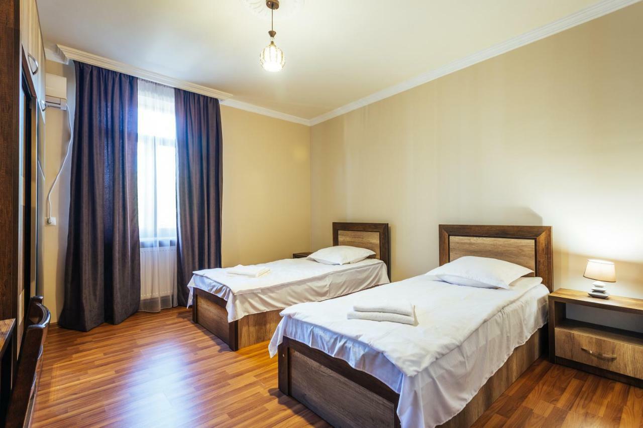Memory House Hotel Koetaisi Buitenkant foto