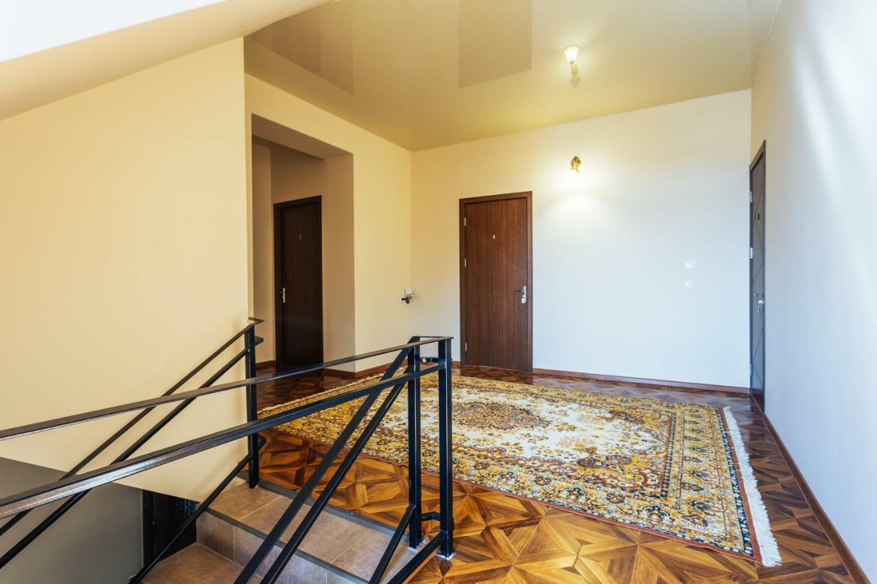 Memory House Hotel Koetaisi Buitenkant foto