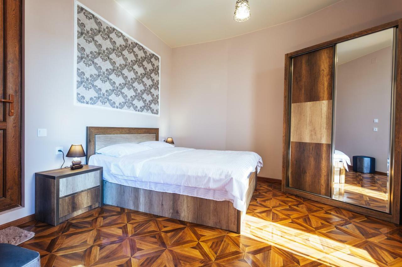 Memory House Hotel Koetaisi Buitenkant foto