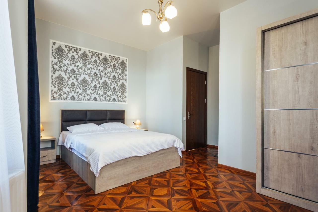 Memory House Hotel Koetaisi Buitenkant foto