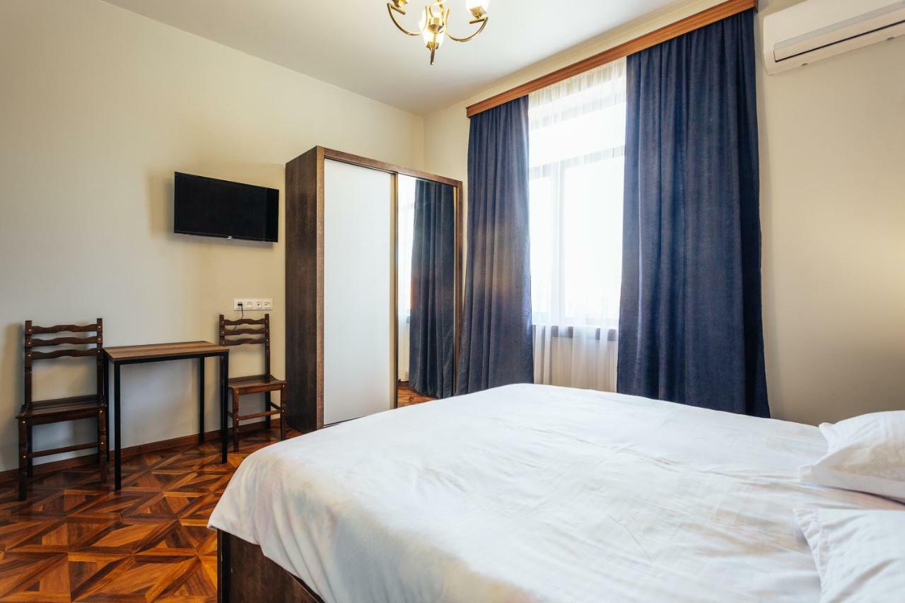 Memory House Hotel Koetaisi Buitenkant foto