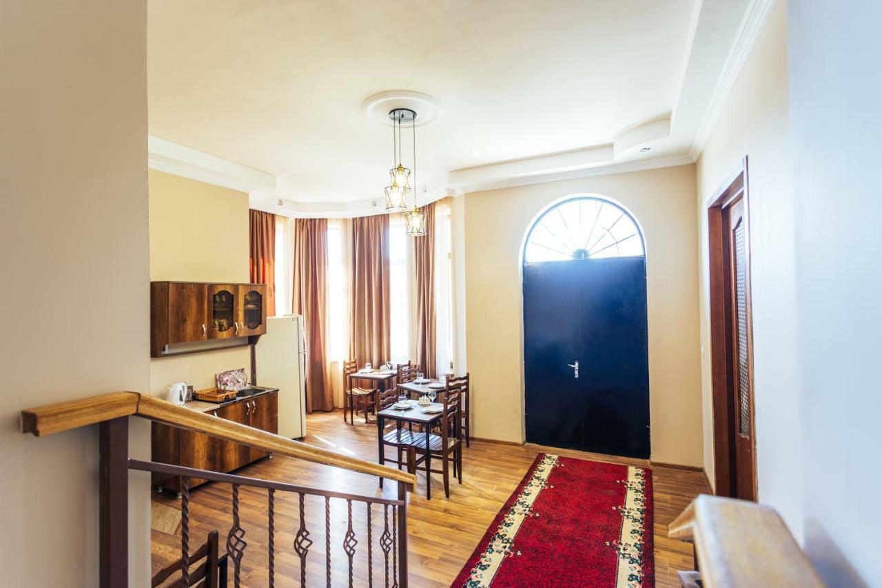 Memory House Hotel Koetaisi Buitenkant foto